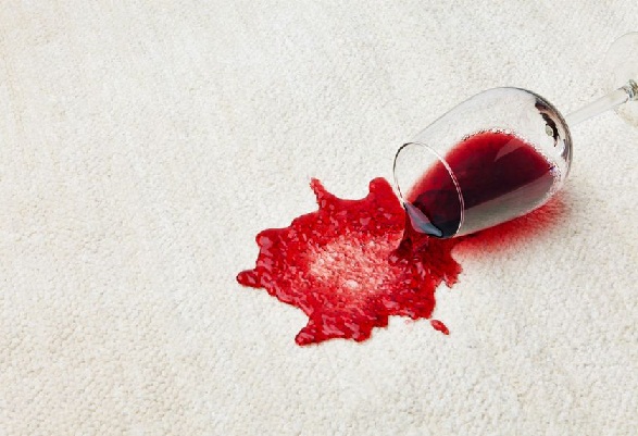 Cómo quitar las manchas de vino tinto de la tapicería de muebles